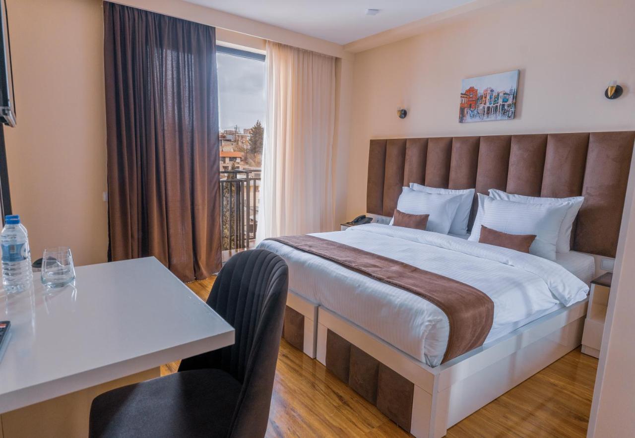 Hotel Residence Plaza Τυφλίδα Εξωτερικό φωτογραφία
