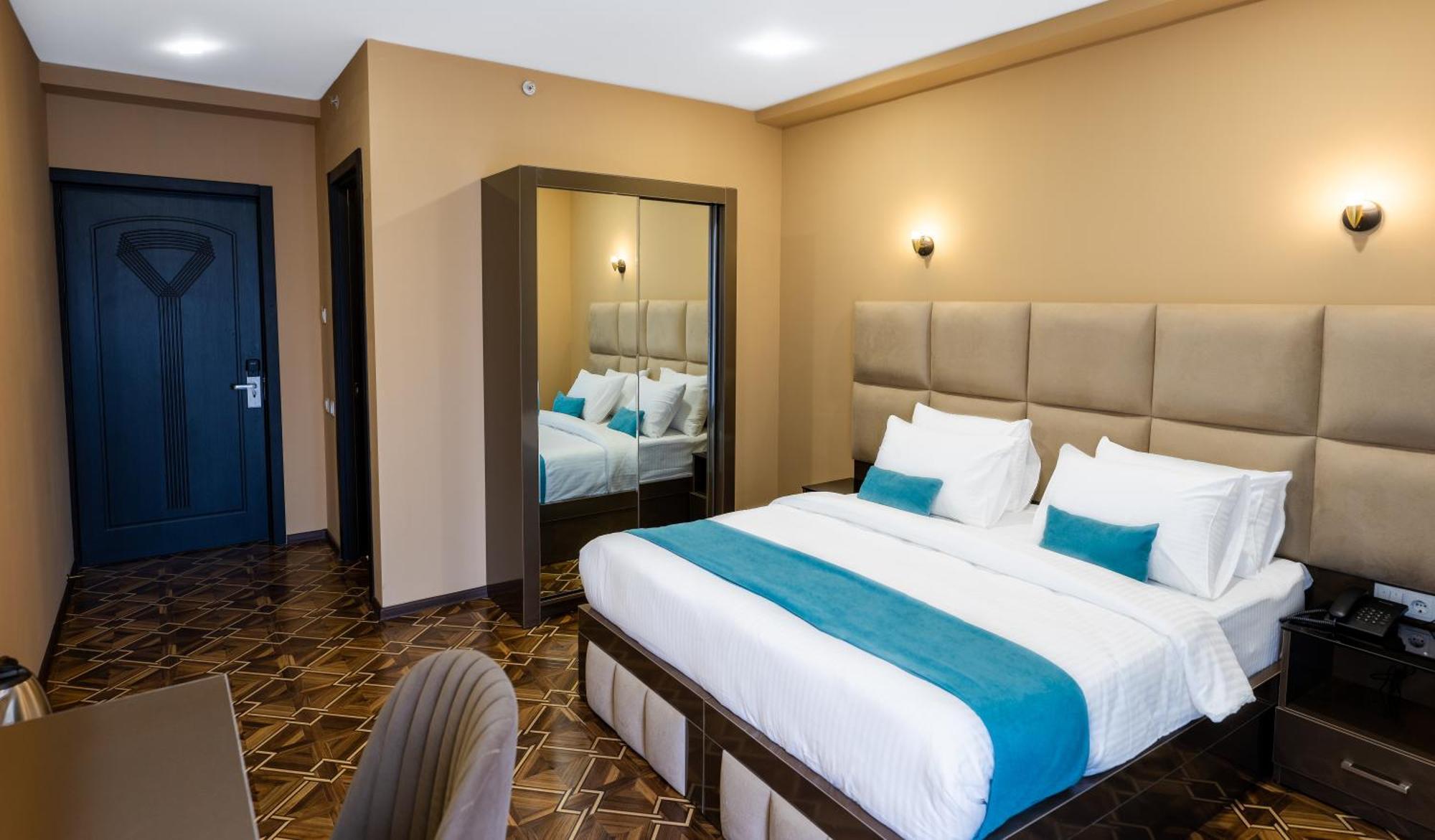 Hotel Residence Plaza Τυφλίδα Δωμάτιο φωτογραφία