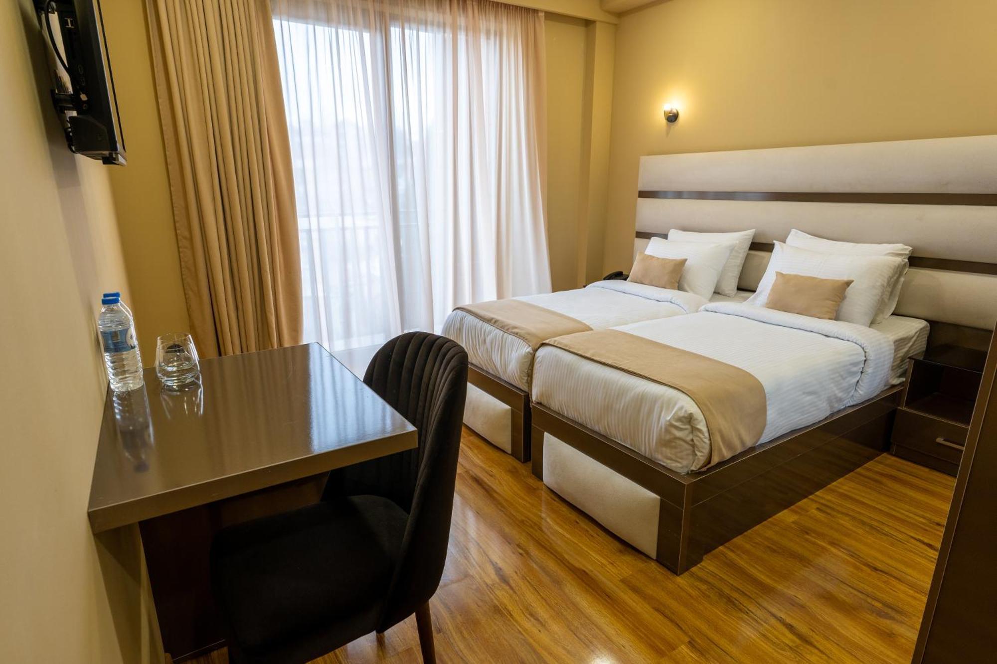Hotel Residence Plaza Τυφλίδα Δωμάτιο φωτογραφία